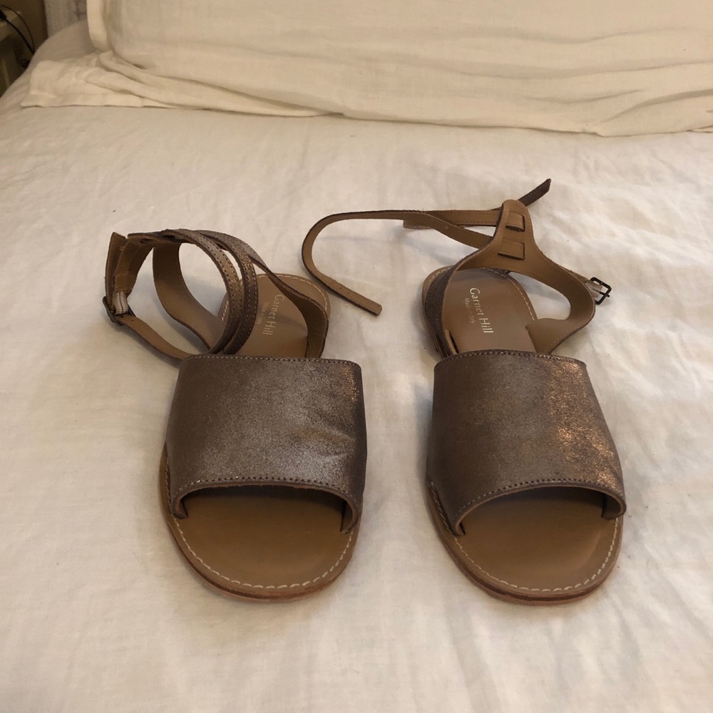 Cute Gold sandal size 8